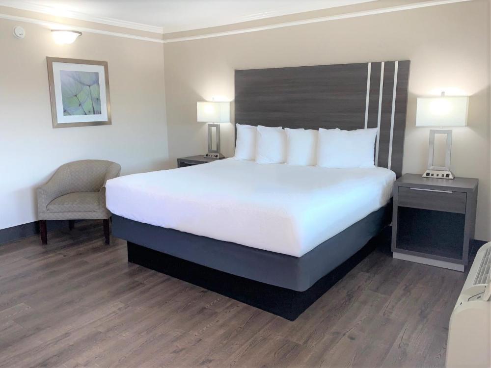King Room - Non-Smoking interior